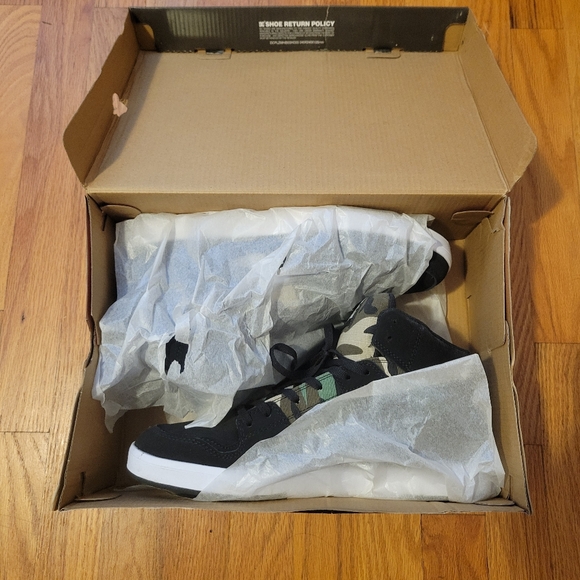 DC Men's Cure High-Top Sneaker - Picture 2 of 7